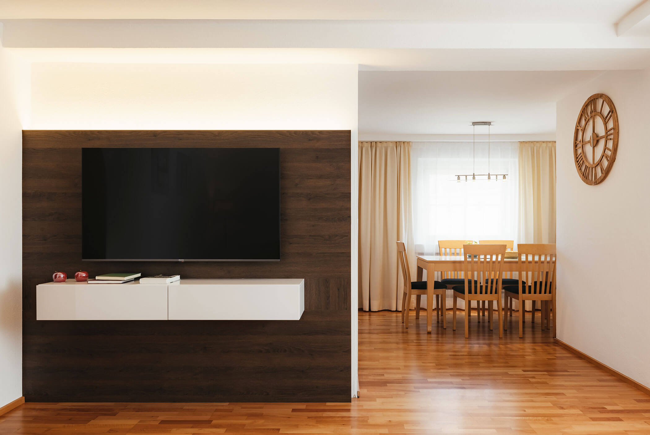 La Residence - TV und Essbereich