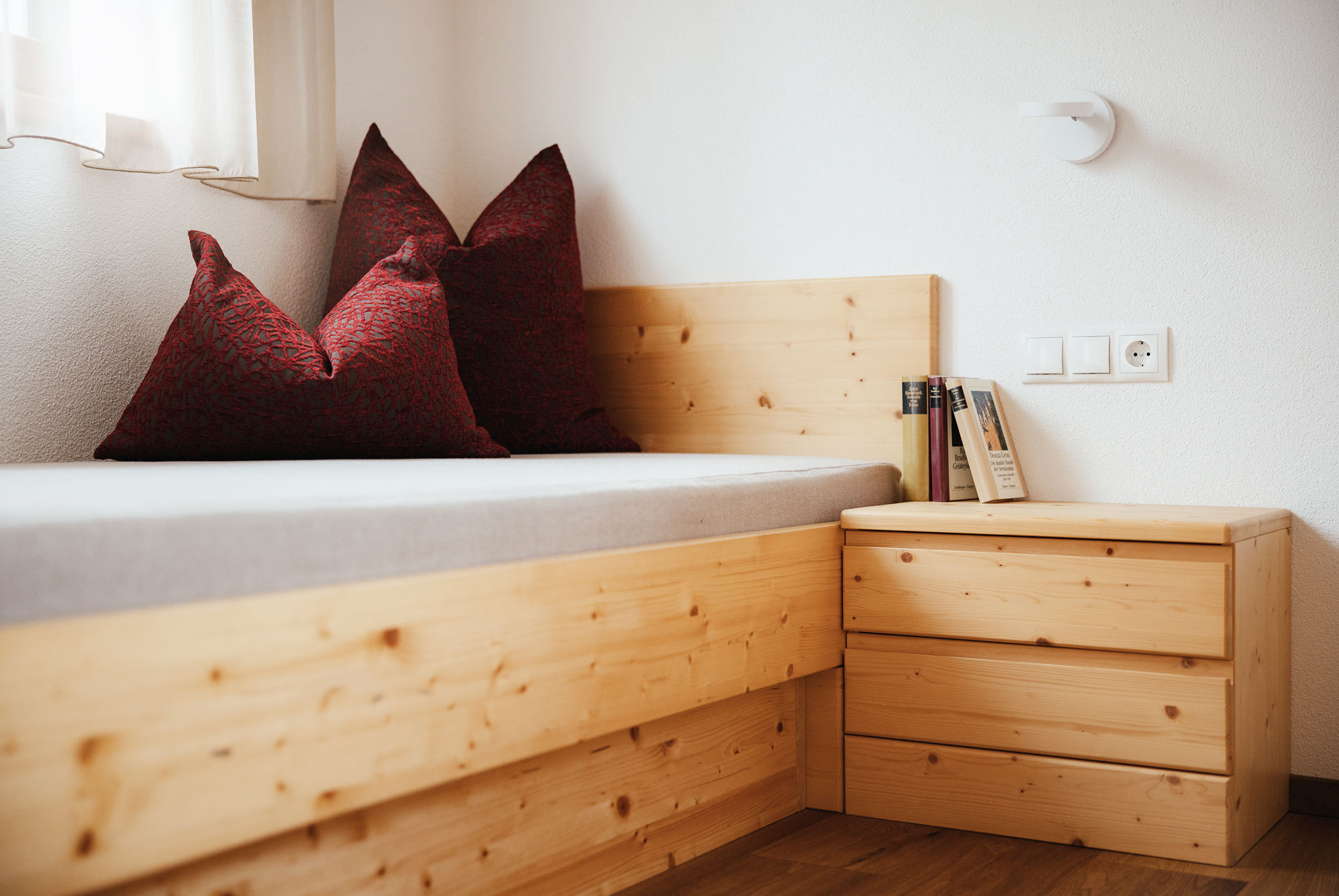 Ferienwohnung Fichte Bett mit Nachttisch