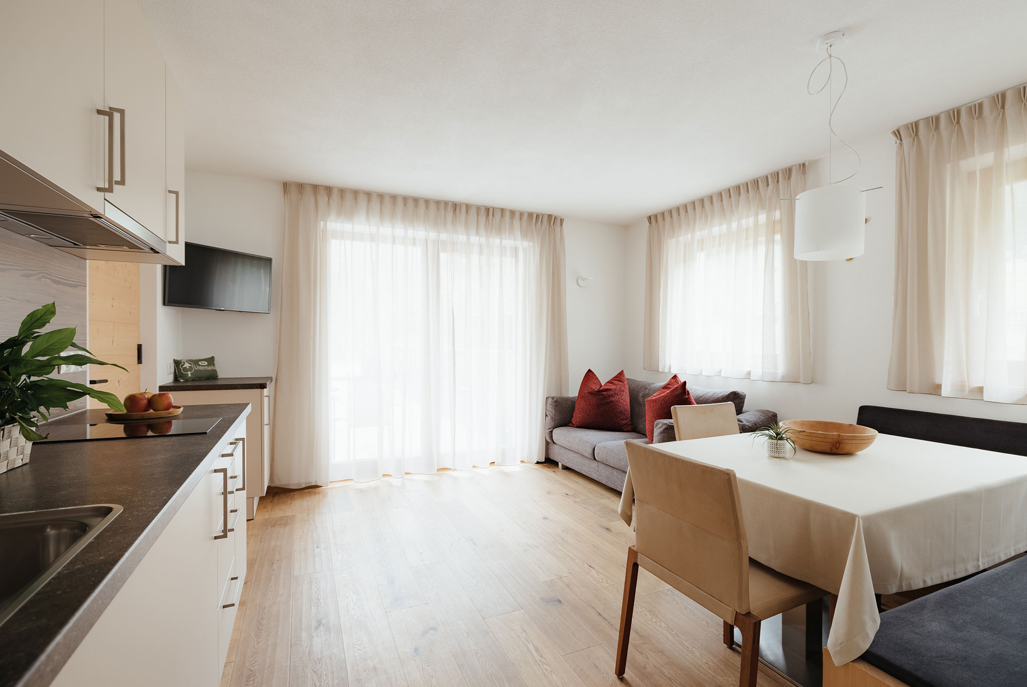 Cucina in abete con soggiorno